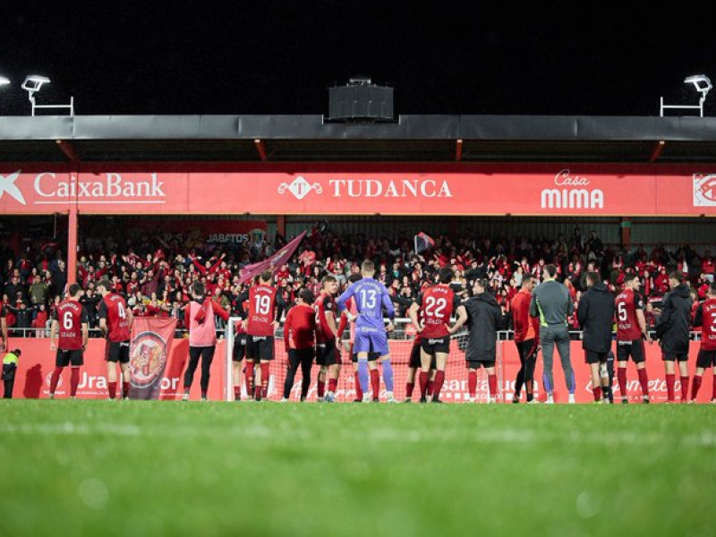 Los jugadores del Mirandés celebran con su afición la victoria ante el Racing de Santander