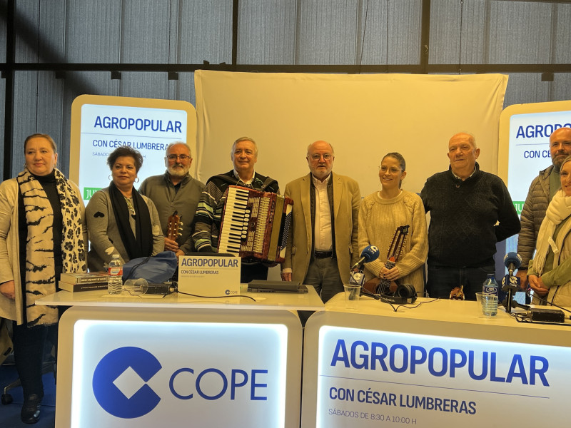 César Lumbreras, con la rondalla de la Asociación Cultural y Folclórica Tierra de Barros