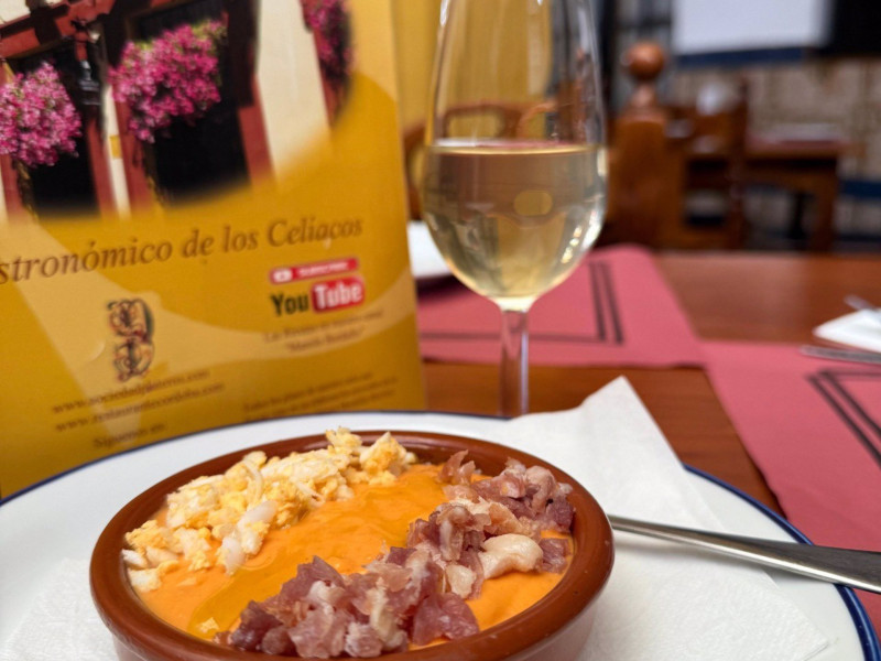 Tapa de salmorejo cordobés   CÓRDOBA, 23 (EUROPA PRESS)    Un total de 27 establecimientos de Córdoba participarán del 27 de marzo al 6 de abril de 2025 en la Ruta de la Tapa Sin Gluten, que se organiza por primera vez en la capital. Durante el evento, los participantes ofrecerán al menos una tapa o media ración --o un dulce, en el caso de los obradores-- a un precio especial, como las patatas bravas con salsa casera de 'chipotles' adobado y 'srirach' con piparra navarra y alioli del restaurante Entre Lías, la bomba crujientes de rabo de toro de El Piquito de Oro, o la mazamorra de la Taberna El Pisto.    Esta iniciativa se desarrolla dentro de la Red Córdoba Sin Gluten, impulsada por la Asociación de Celíacos de Córdoba (Aceco) gracias a la financiación del Instituto Municipal de Desarrollo Económico y Empleo de Córdoba (Imdeec), según explica el Ayuntamiento en una nota. Este proyecto engloba a los negocios de restauración y hostelería locales que tienen parte o toda su carta apta para personas celíacas y los geolocaliza a través de una aplicación. De esta manera, "se facilita a los turistas y a la ciudadanía una oferta gastronómica adaptada a las necesidades de este colectivo".    En 2024, Aceco puso en marcha esta red con el apoyo económico del instituto municipal, para que el sector turístico de Córdoba pudiera contar con una "herramienta fundamental" para las personas celíacas. "Cuando viajan, estas no priorizan qué monumentos pueden visitar, sino dónde pueden comer. Y no queríamos que Córdoba y sus empresas de hostelería perdieran oportunidades frente a otros lugares", ha explicado la teniente alcalde de Economía y Empleo del Ayuntamiento y presidenta del Imdeec, Blanca Torrent.    En 2025, con la Ruta de la Tapa Sin Gluten, ambas entidades quieren dar un paso más en la promoción del proyecto. "Lo que buscamos con esta ruta es visibilizar a los establecimientos implicados y generar un flujo de clientes que puede disfrutar nues