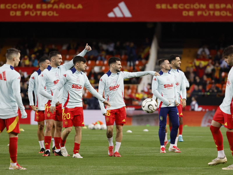 Los jugadores de la selección española durante el calentamiento en Mestalla