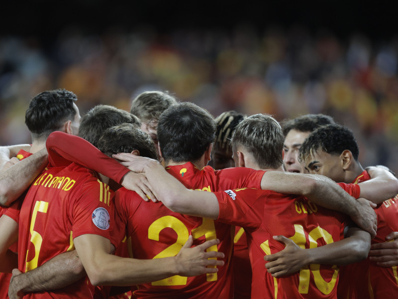 Los jugadores de España celebran el gol de Mikel Oyarzabal ante Países Bajos