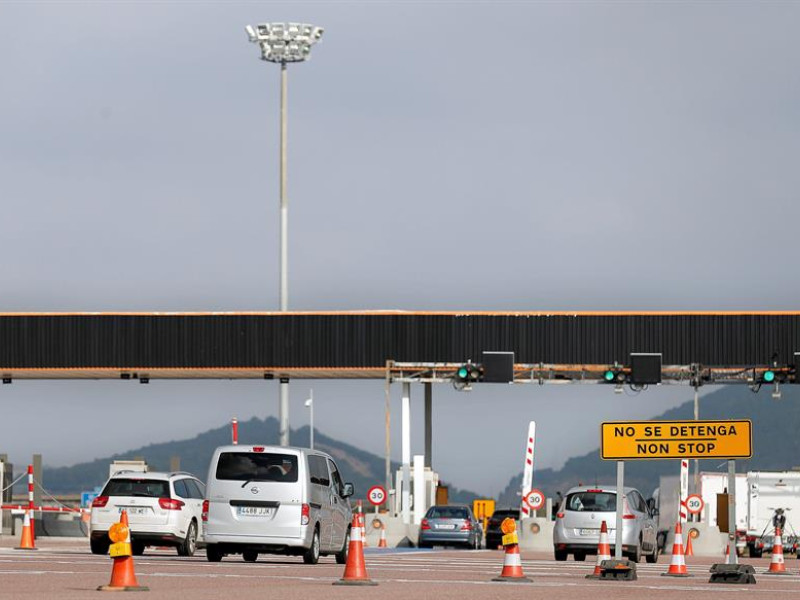 Varios vehículos cruzan, este miércoles 1 de enero, el área de la autopìsta AP-7 en Sagunto (Valencia), donde ya no es necesario detenerse para recoger el tique de peaje, en las primeras horas de su gratuidad desde la pasada medianoche.