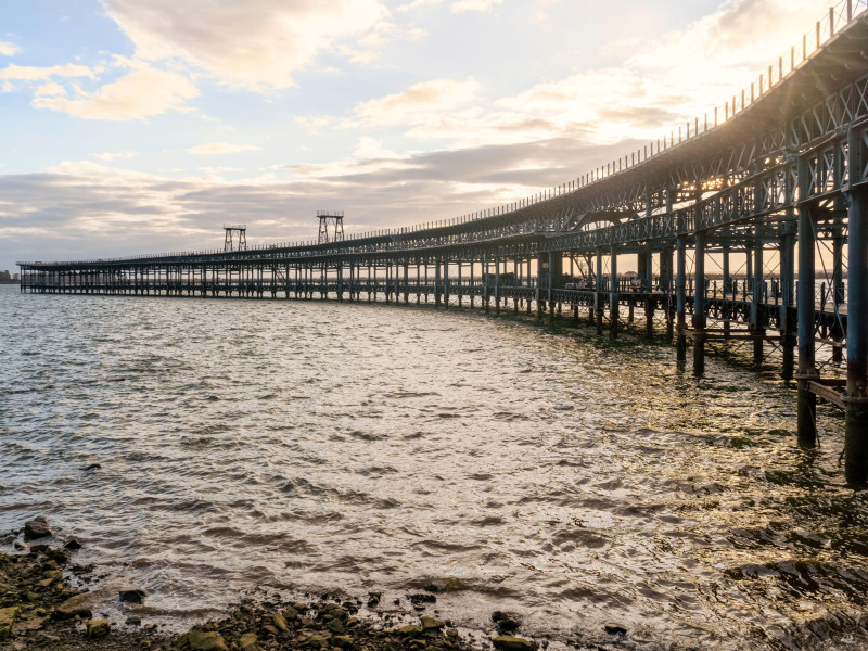 Muelle histórico de Río Tinto al atardecer en Huelva, Andalucía