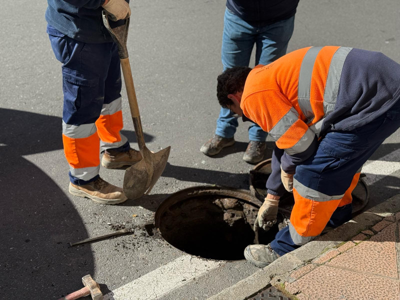 Trabajos en la red de abastecimiento y saneamiento de agua del Canal de Isabel II de Cáceres