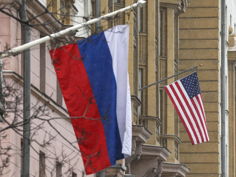 Las banderas de Rusia y Estados Unidos ondean en Moscú