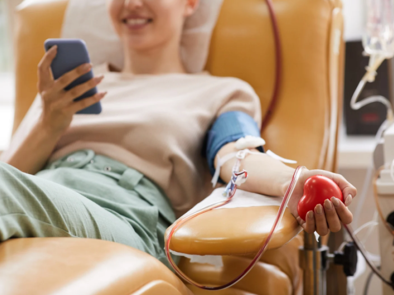 Una joven dona sangre