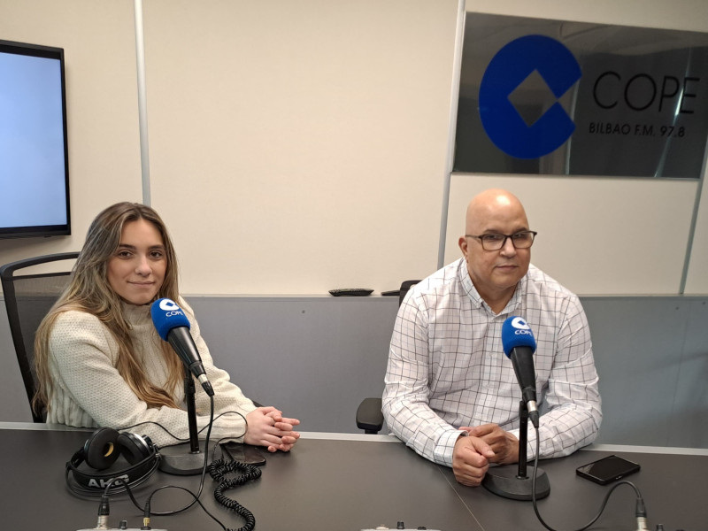 Sara Villanueva y Bazaid Mohamed Ahmed Salem durante su entrevista en COPE Euskadi