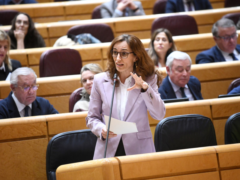 La ministra de Sanidad, Mónica García, durante una sesión de control al Gobierno, en el Senado, a 18 de marzo de 2025, en Madrid (España). En la sesión, el Gobierno ha respondido a cuestiones como la oposición de la Fiscalía a la reapertura del caso de Mi