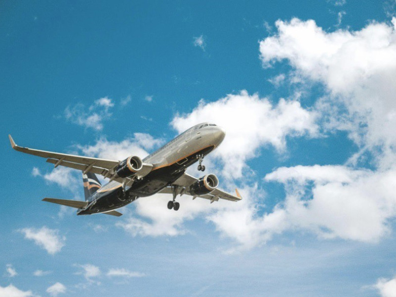 Avión en pleno vuelo.