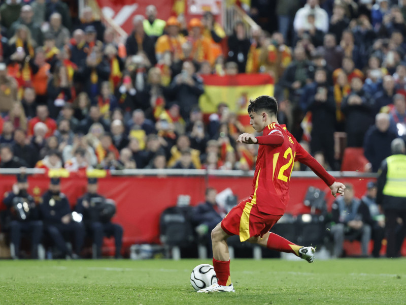 Pedri lanzando el penalti definitivo en el España - Países Bajos