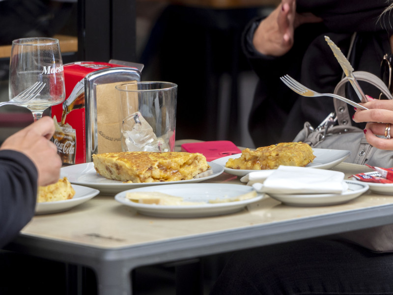 Tortilla de patatas en un restaurante del Mercado de La Paz, en Madrid