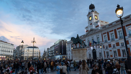 La gente se reúne en la Puerta del Sol durante la festividad del Día de Todos los Santos en Madrid, España.