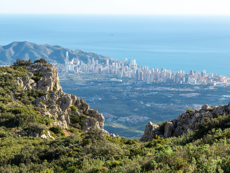 Mirando hacia la ciudad de Benidorm desde la montaña de Ponotx / Ponoig alicante