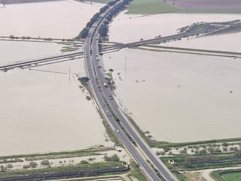 La AP-4 en la provincia de Sevilla, inundada por las fuertes lluvias