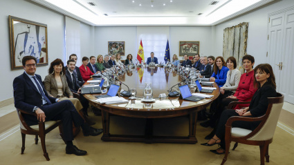 El presidente del Gobierno, Pedro Sánchez (c) preside el Consejo de Ministros