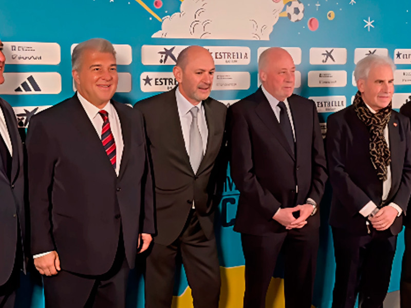 Joan Laporta y Rafael Louzán, en el centro de la imagen