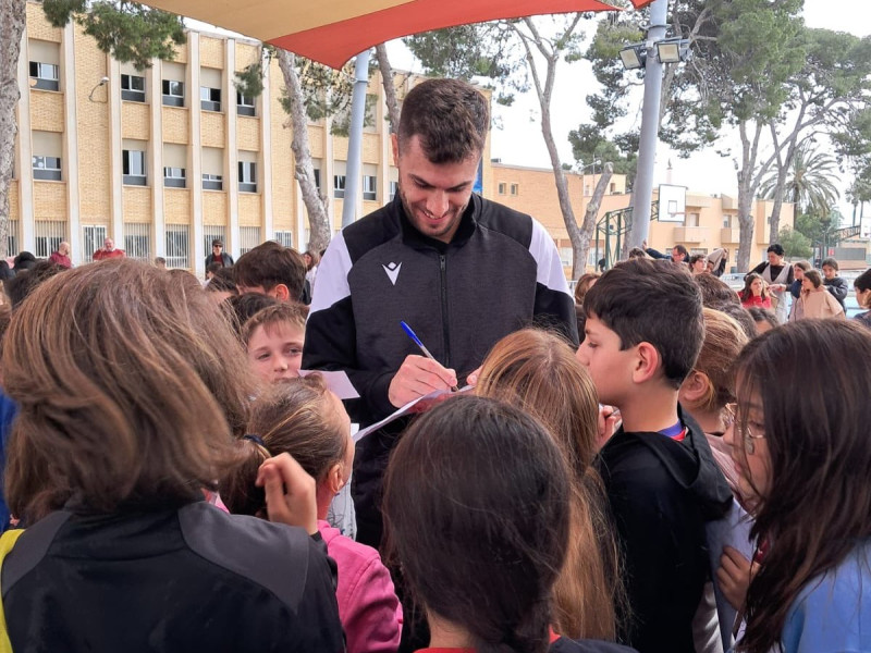 Álex Jordá con los alumnos de Salesianos