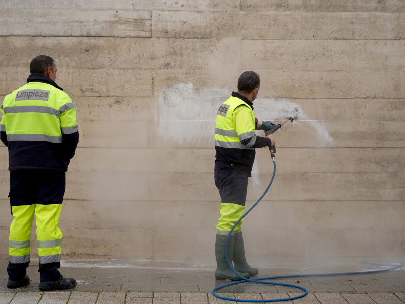 Limpieza de grafitis por operarios del Ayuntamiento de Valladolid