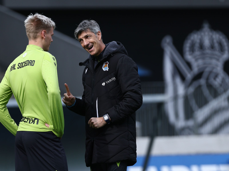 Imanol Alguacil charla con Oskarsson durante un entrenamiento en Zubieta