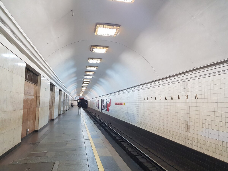 Arsenalna_Metro_Station_platform
