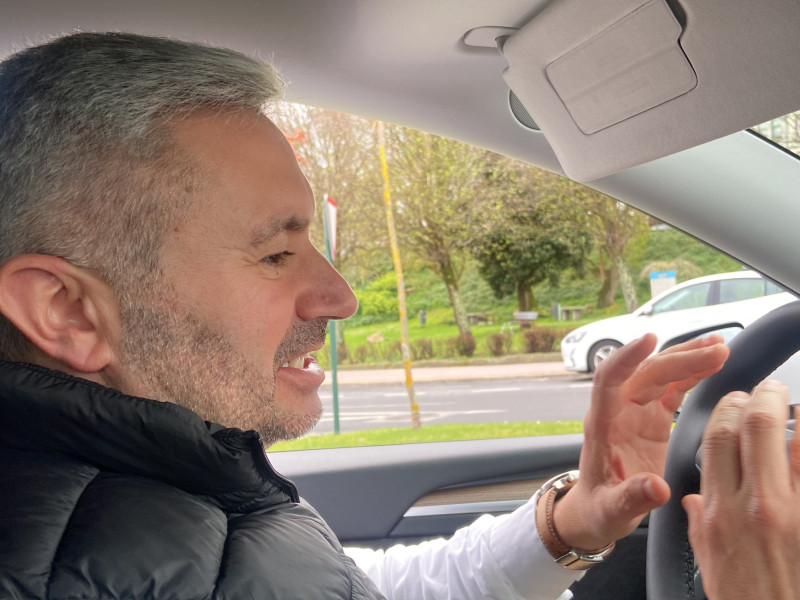 COPE da un paseo en el taxi eléctrico de Manuel Pareja