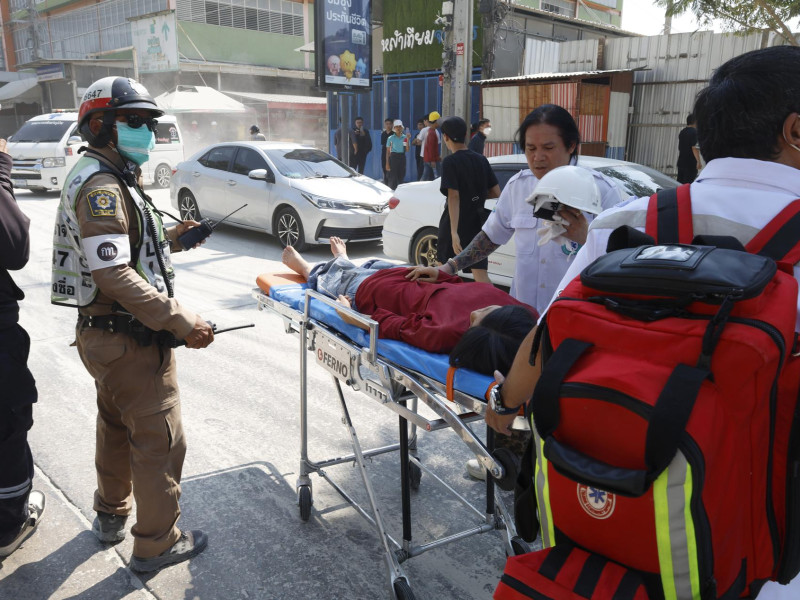 Los servicios de emergencias evacúan a personas heridas por escombros y afectadas por el terremoto en Bangkok