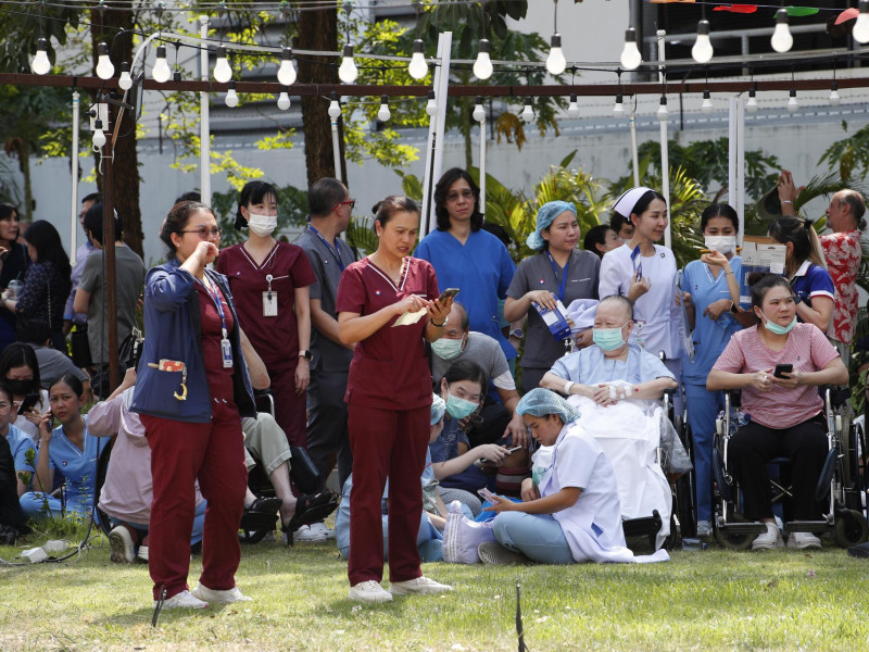 Pacientes y médicos evacuados de un hospital en Bangkok