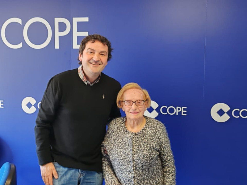 Juan Maceiras, de COPE Ourense, con Esperanza Cortiñas, vecina de 108 años