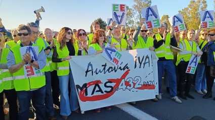 Concentración a favor de la construcción de la autovía A-81, que uniría Badajoz y Granada