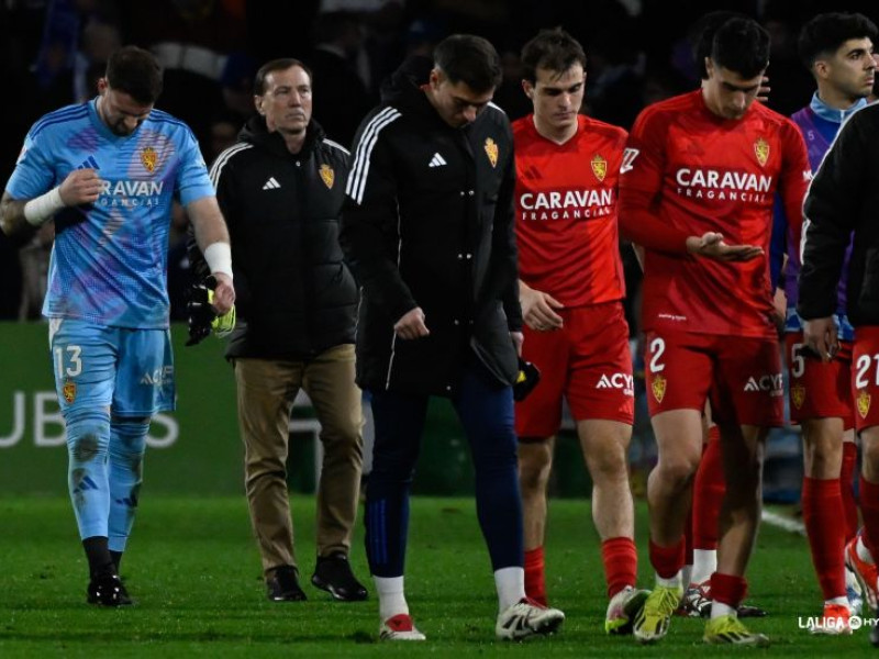 Los jugadores del Real Zaragoza se retiran abatidos tras la derrota de este sábado en Santander