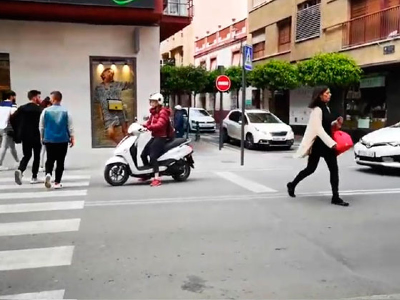 Paso de cebra de la avenida Juan Carlos I sin semáforos por el montaje de los palcos