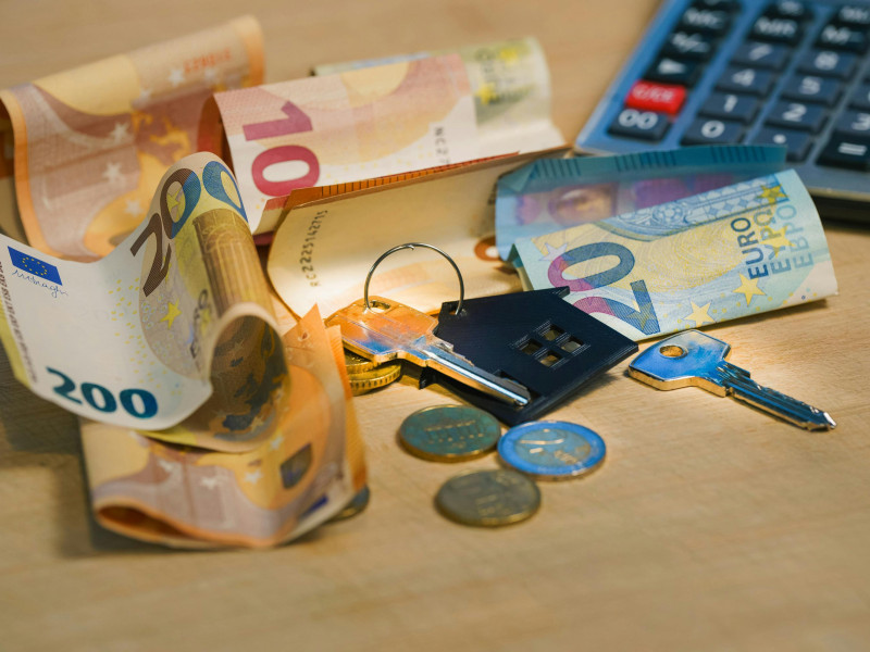 Un hogar medio gasta casi 33.000 euros al año y podría ahorrar cerca de 3.000 euros con algunas medidas sencillas