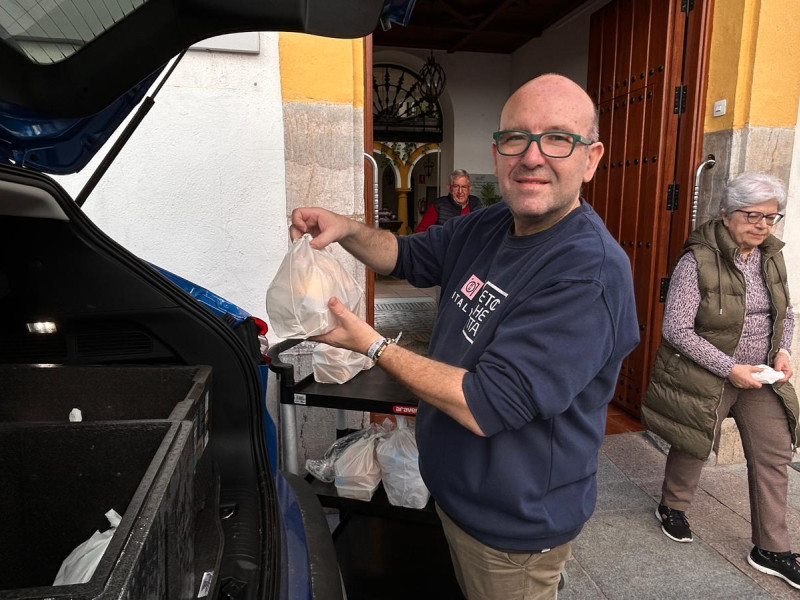 José Estepa cargando su vehículo para el reparto diario