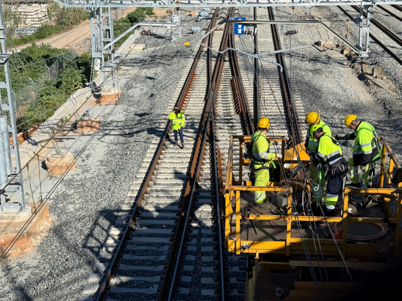 Imagen de los operarios trabajando para solucionar el problema de la electrificación en la líneas afectadas