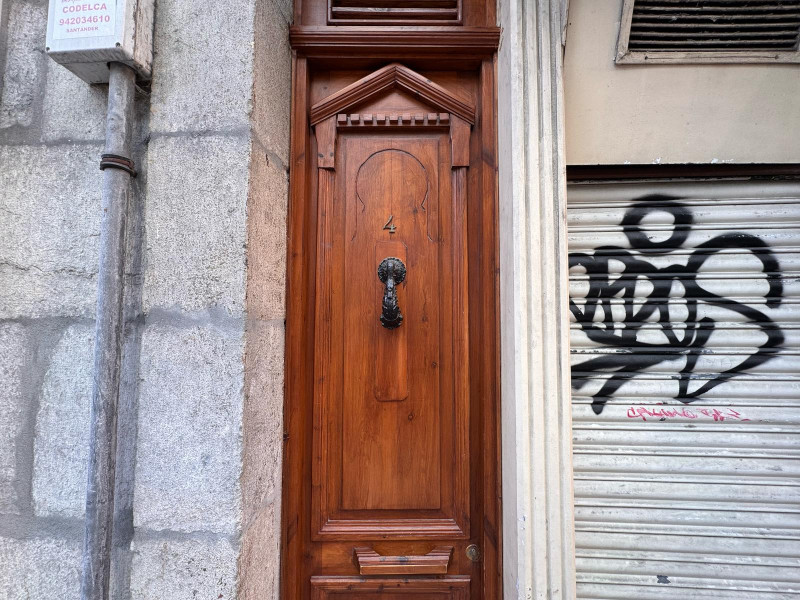 Imagen de la puerta más pequeña de Santander