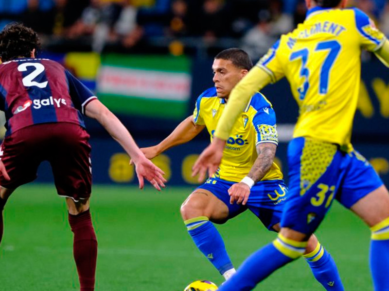 Momento del partido entre Cádiz y Eibar en Segunda División