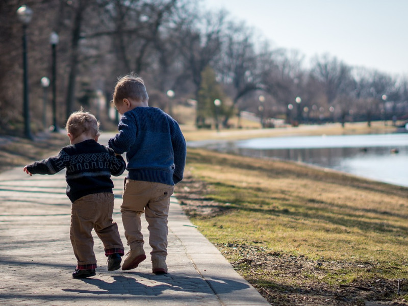 Dos niños juegan en un parte.