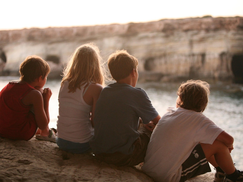 Un grupo de niños contemplando el paisaje.