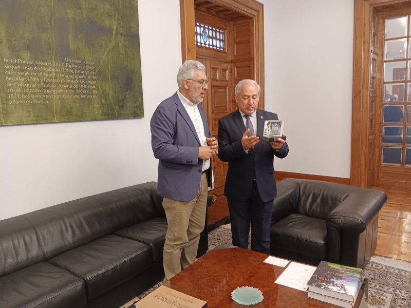José Tomé faille entrega a Miguel Fernández dunha reproducción do Pazo de San Marcos
