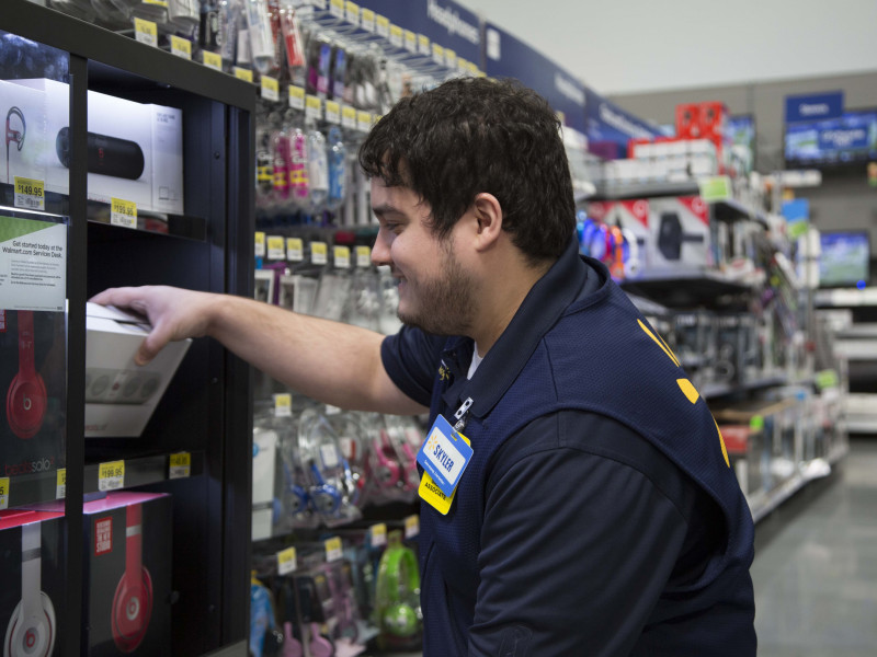 Archivo - Un trabajador de Walmart.
