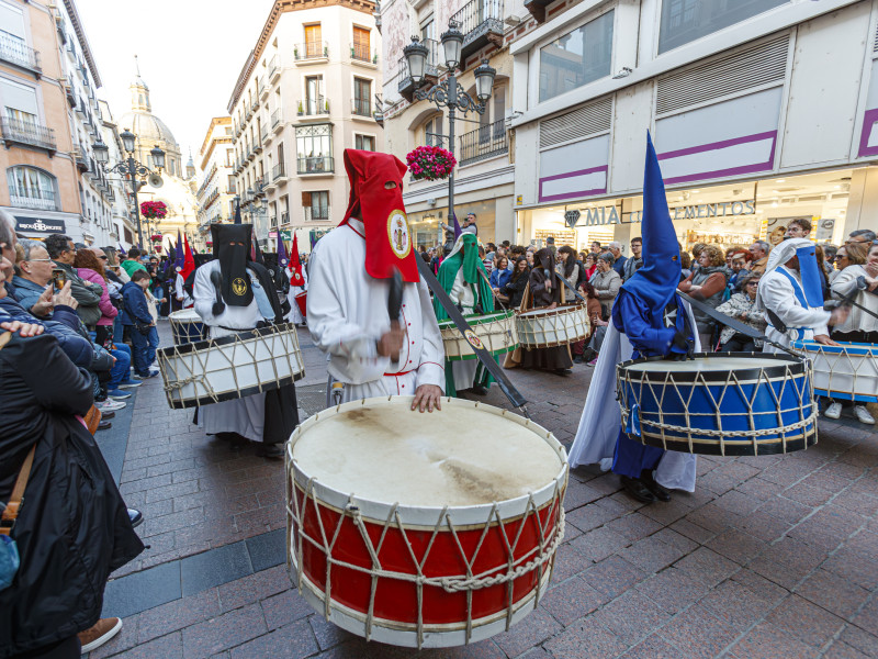 ´Procesión del Pregón´ en la que están representadas todas las cofradías de Zaragoza