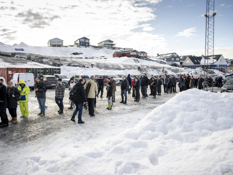 Población de Nuuk, Groenlandia, hace cola durante unas elecciones