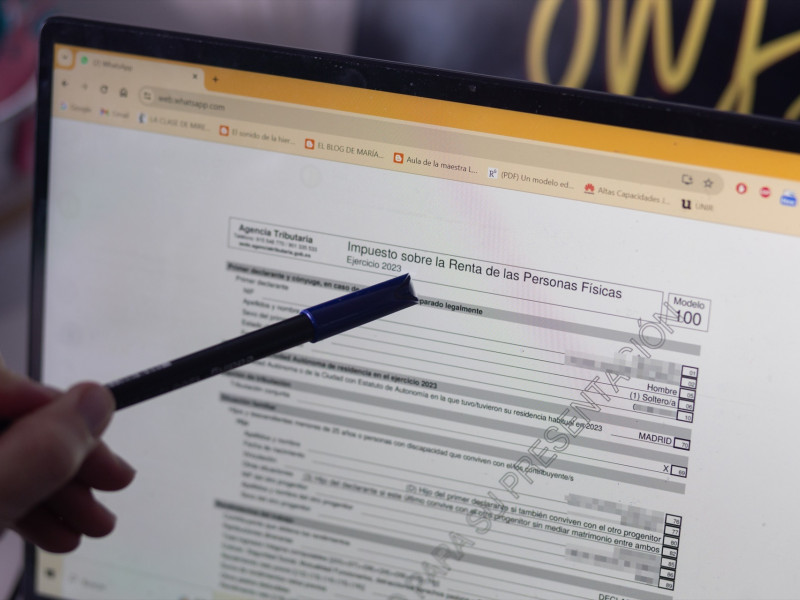 Una persona hace la declaración de la renta en un ordenador
