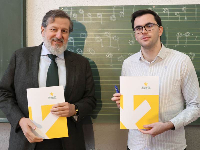 El gerente de la Fundación Caja Rural de Jaén, Luis Jesús García-Lomas, y el vocal de la junta directiva de la Sociedad Filarmónica de Jaén, Jesús Morales, han sellado esta alianza