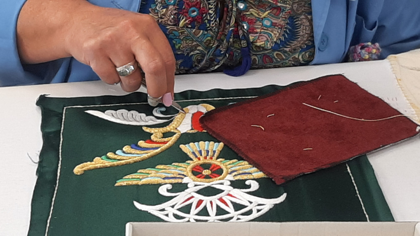 Una bordadora de Lorca trabaja en la realización de una pieza