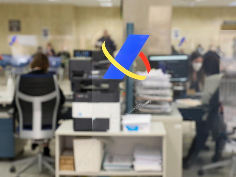 Archivo - Varios empleados trabajan en una oficina de la Agencia Tributaria