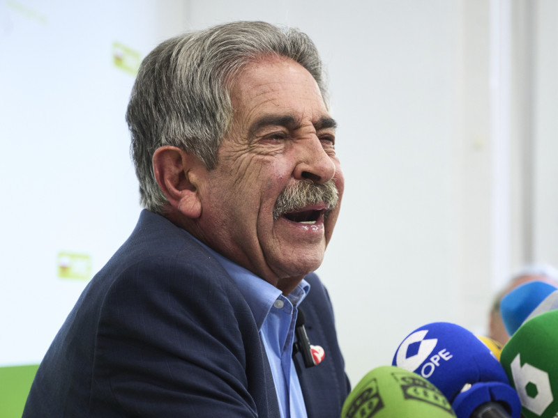 El secretario general del PRC y expresidente de Cantabria, Miguel Ángel Revilla, durante una rueda de prensa, a 2 de abril de 2025. La comparecencia ante los medios de comunicación se produce tras conocerse que el rey emérito le reclama 50.000 euros por unas declaraciones "injuriosas" pronunciadas por Revilla entre mayo de 2022 y enero de 2025 en distintos medios de comunicación.César Ortiz / Europa Press02/4/2025