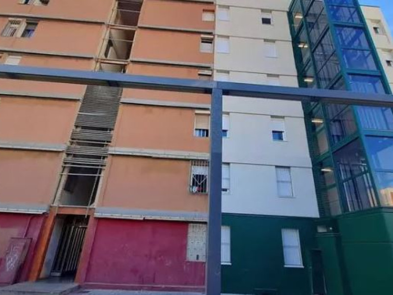 Esta es la diferencia entre el bloque de pisos rehabilitado y otro que no lo está, y está pendiente de las obras