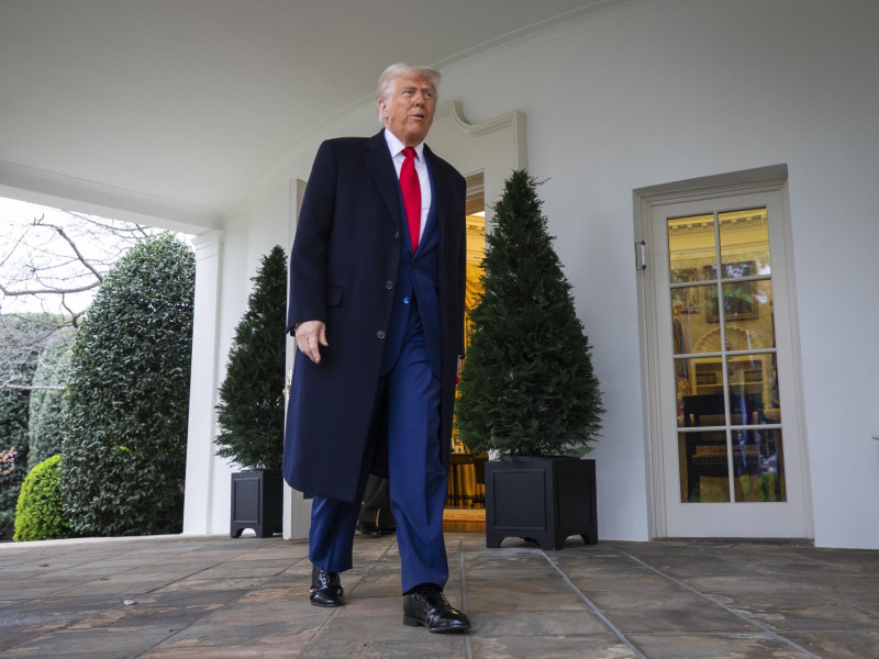 El presidente de Estados Unidos, Donald Trump, se prepara para anunciar aranceles recíprocos contra los socios comerciales de Estados Unidos en el jardín de rosas de la Casa Blanca en Washington.