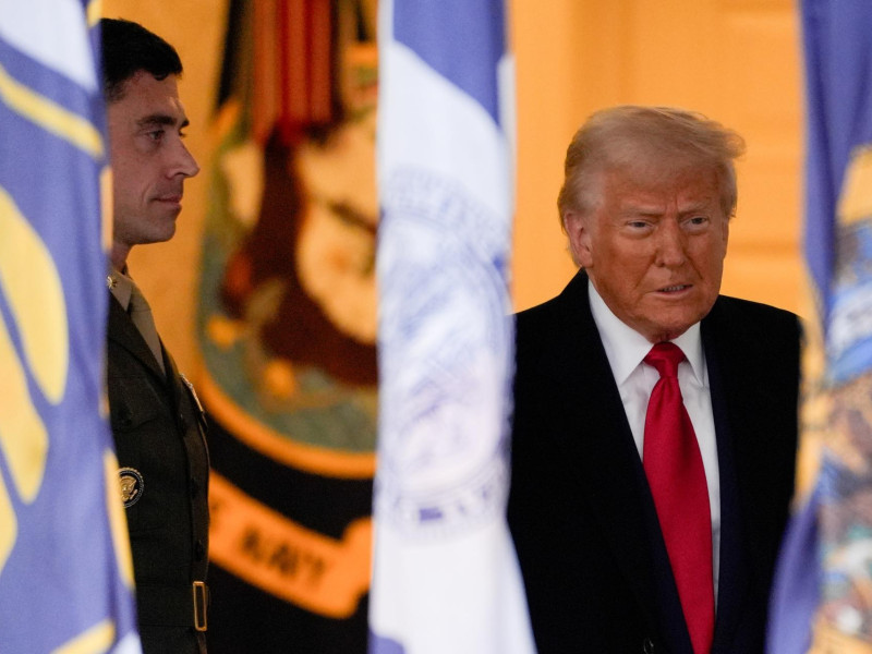 El presidente de Estados Unidos, Donald Trump (derecha), llega para un anuncio arancelario en el jardín de rosas de la Casa Blanca en Washington.